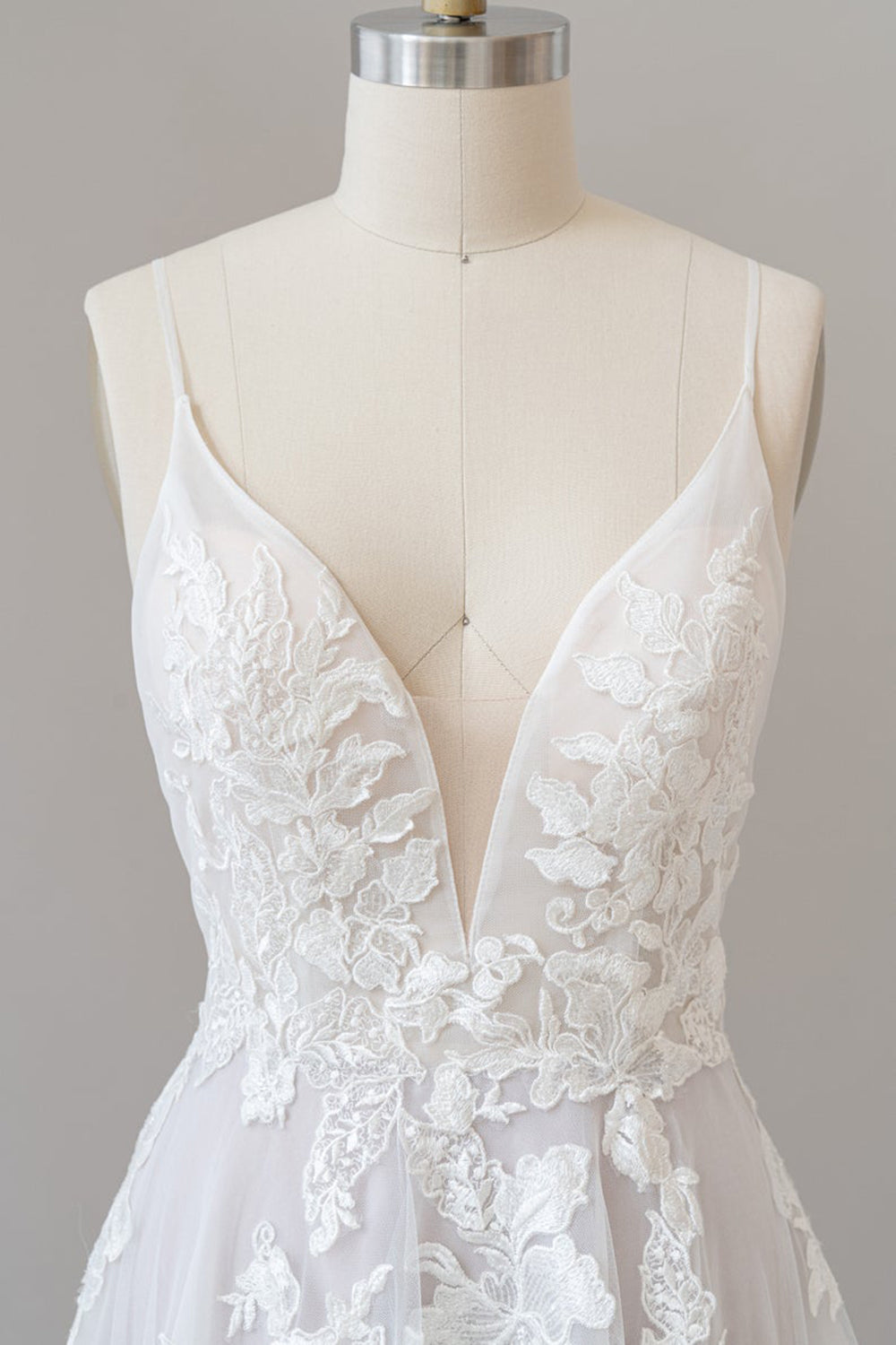 Brautkleid mit Spaghettiträgern, Spitzenapplikationen und Tüll 