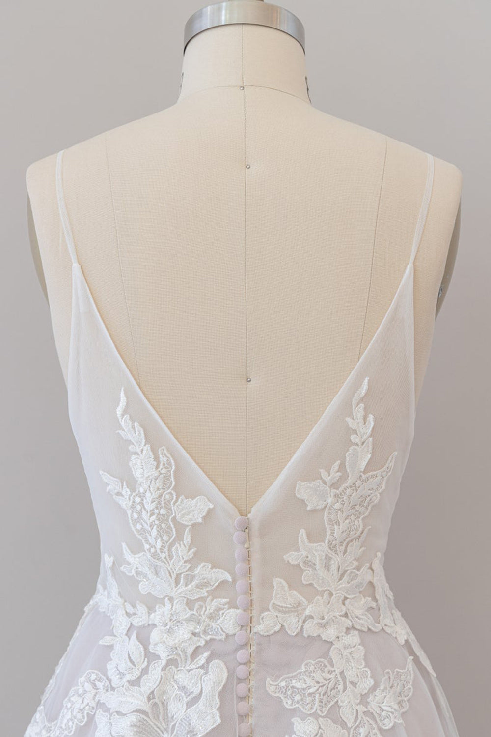 Brautkleid mit Spaghettiträgern, Spitzenapplikationen und Tüll 