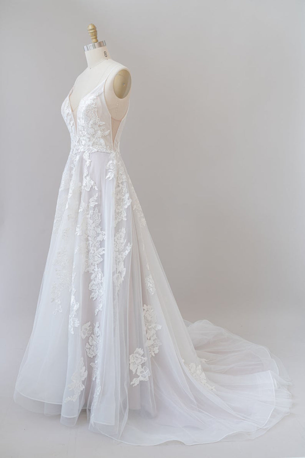 Brautkleid mit Spaghettiträgern, Spitzenapplikationen und Tüll 