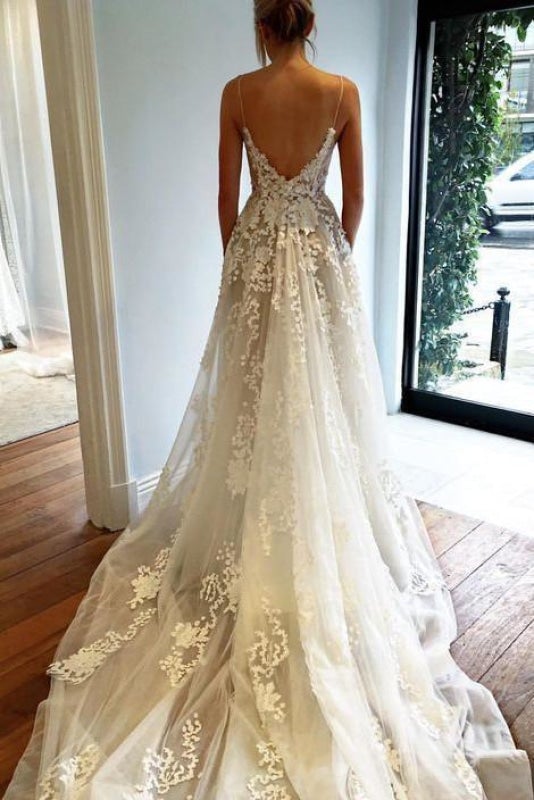Vestidos de novia elegantes de tul con escote en V y tirantes finos y cola de playa con encaje