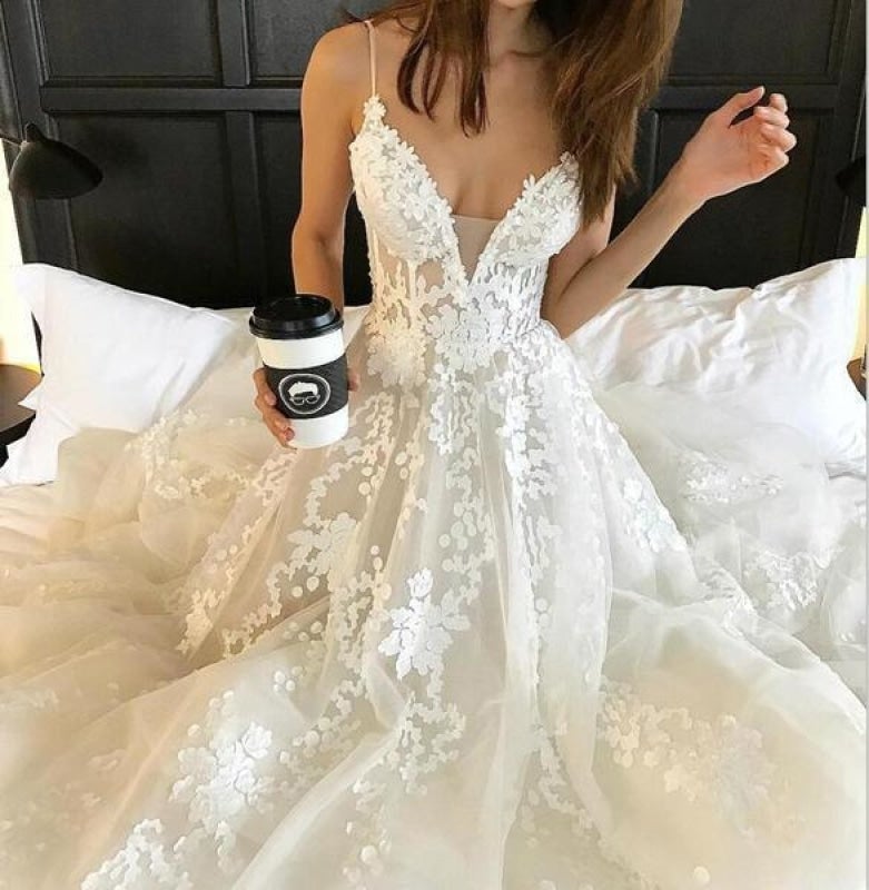 Vestidos de novia elegantes de tul con escote en V y tirantes finos y cola de playa con encaje