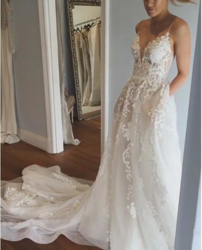 Vestidos de novia elegantes de tul con escote en V y tirantes finos y cola de playa con encaje