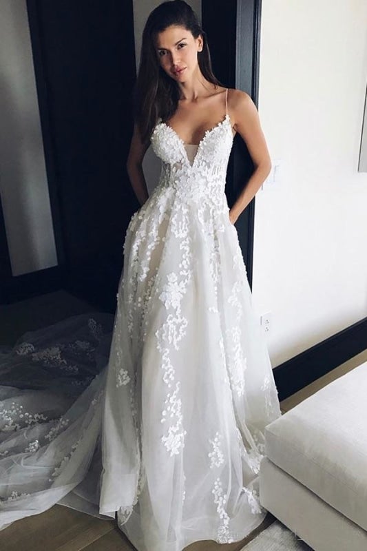 Vestidos de novia elegantes de tul con escote en V y tirantes finos y cola de playa con encaje