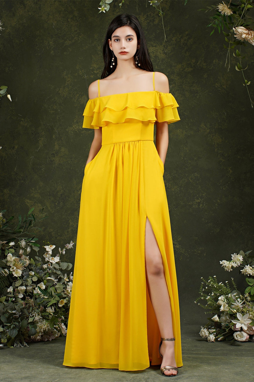 Vestido de fiesta de tul con tirantes finos, hombros descubiertos y abertura frontal
