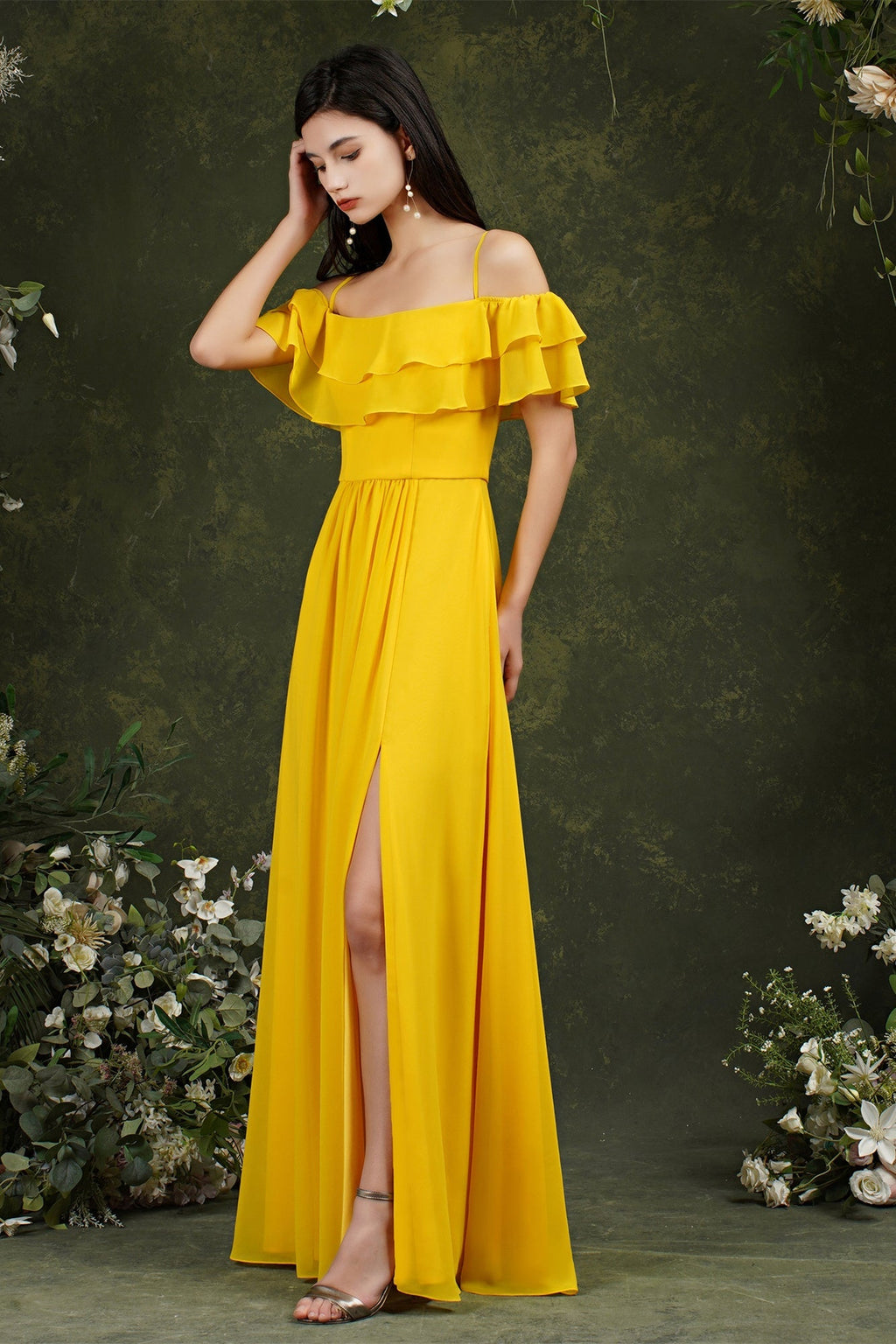Vestido de fiesta de tul con tirantes finos, hombros descubiertos y abertura frontal