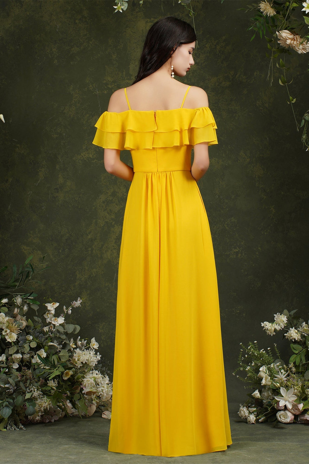 Vestido de fiesta de tul con tirantes finos, hombros descubiertos y abertura frontal