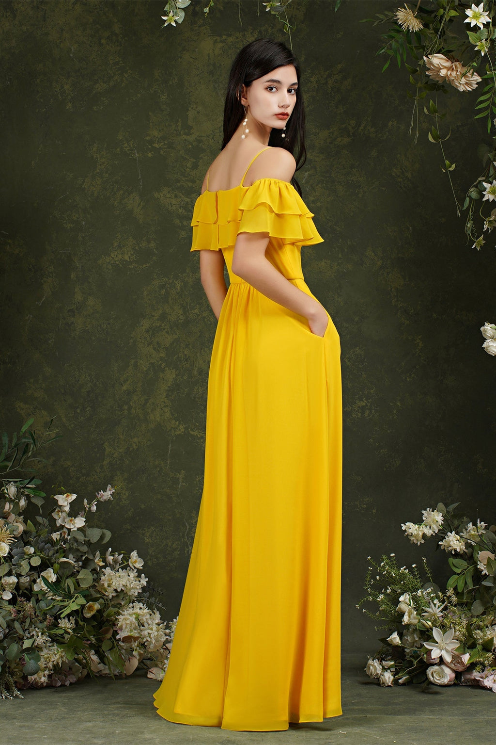 Vestido de fiesta de tul con tirantes finos, hombros descubiertos y abertura frontal