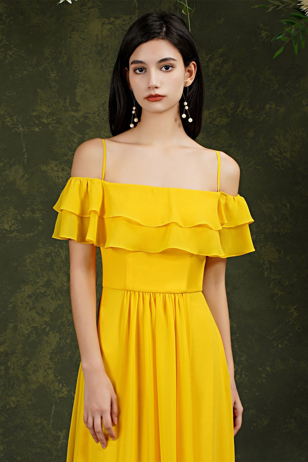 Vestido de fiesta de tul con tirantes finos, hombros descubiertos y abertura frontal