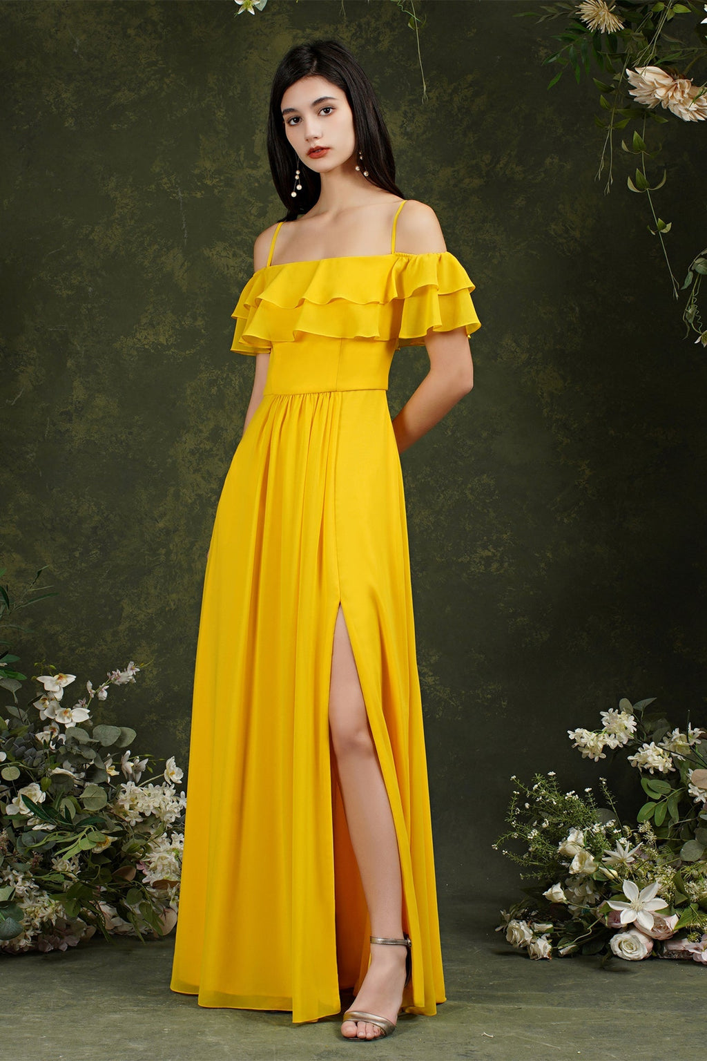 Vestido de fiesta de tul con tirantes finos, hombros descubiertos y abertura frontal