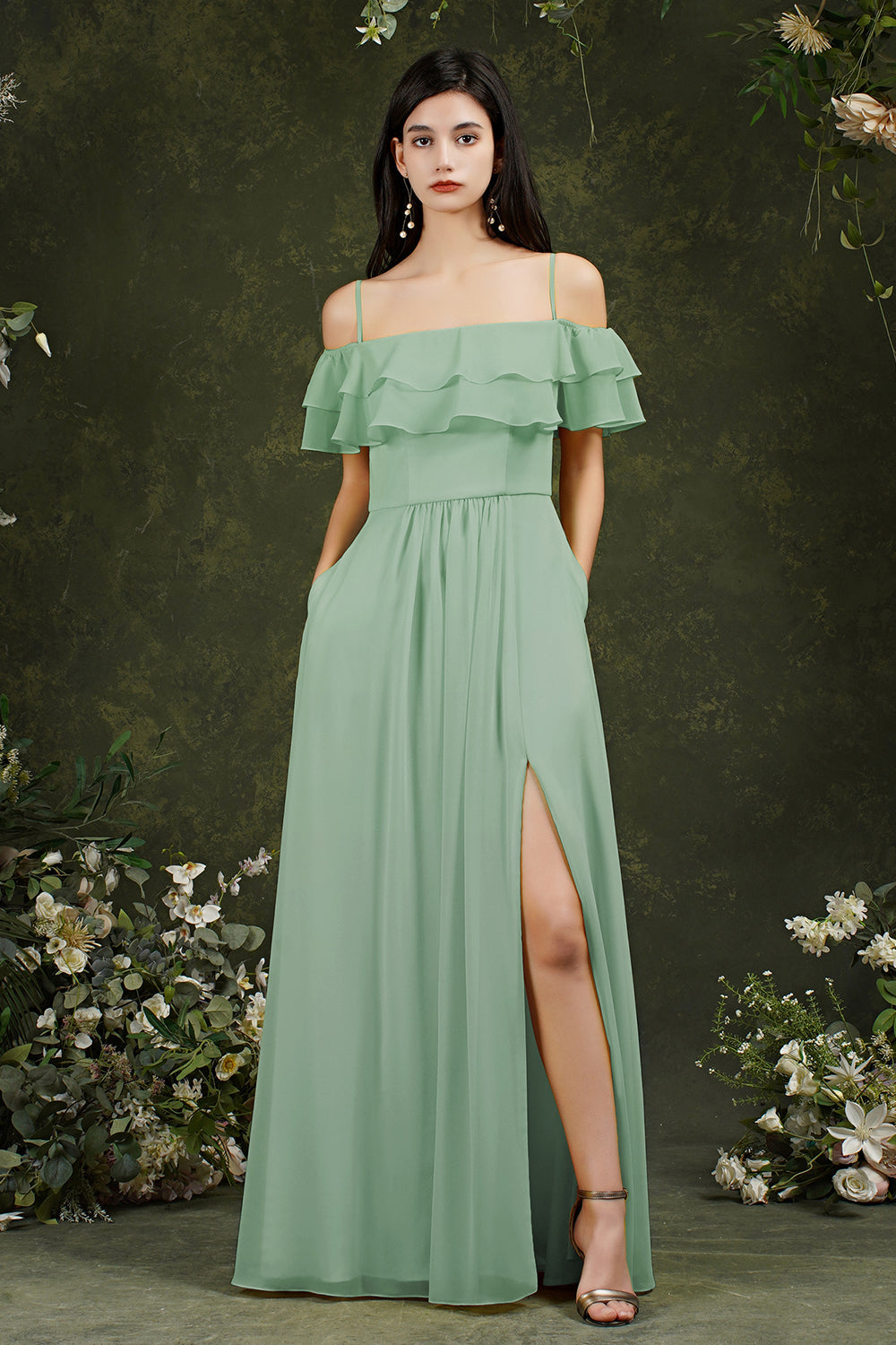 Vestido de fiesta de tul con tirantes finos, hombros descubiertos y abertura frontal