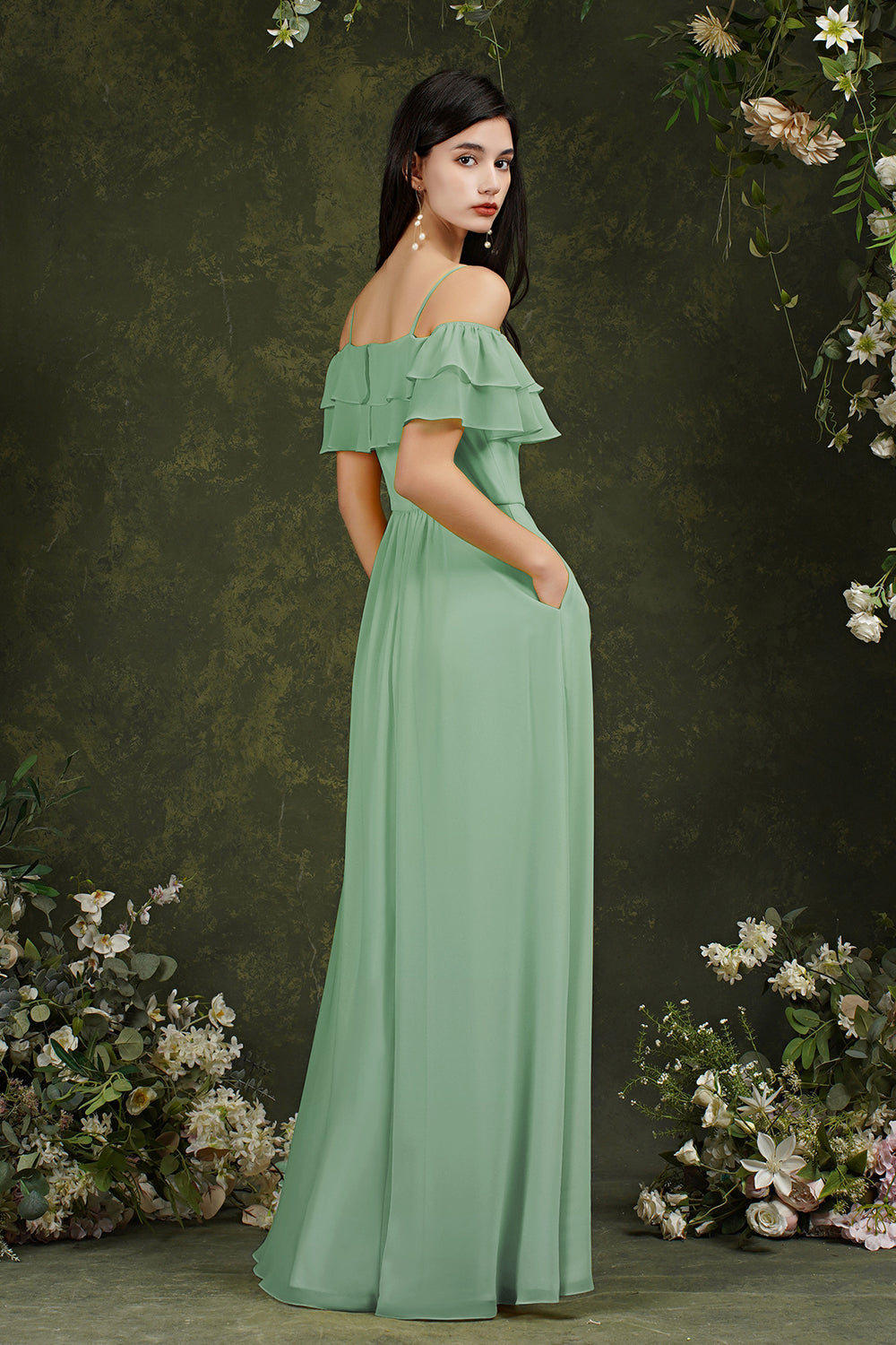 Vestido de fiesta de tul con tirantes finos, hombros descubiertos y abertura frontal