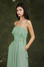 Vestido de fiesta largo de tul con tirantes finos y abertura frontal