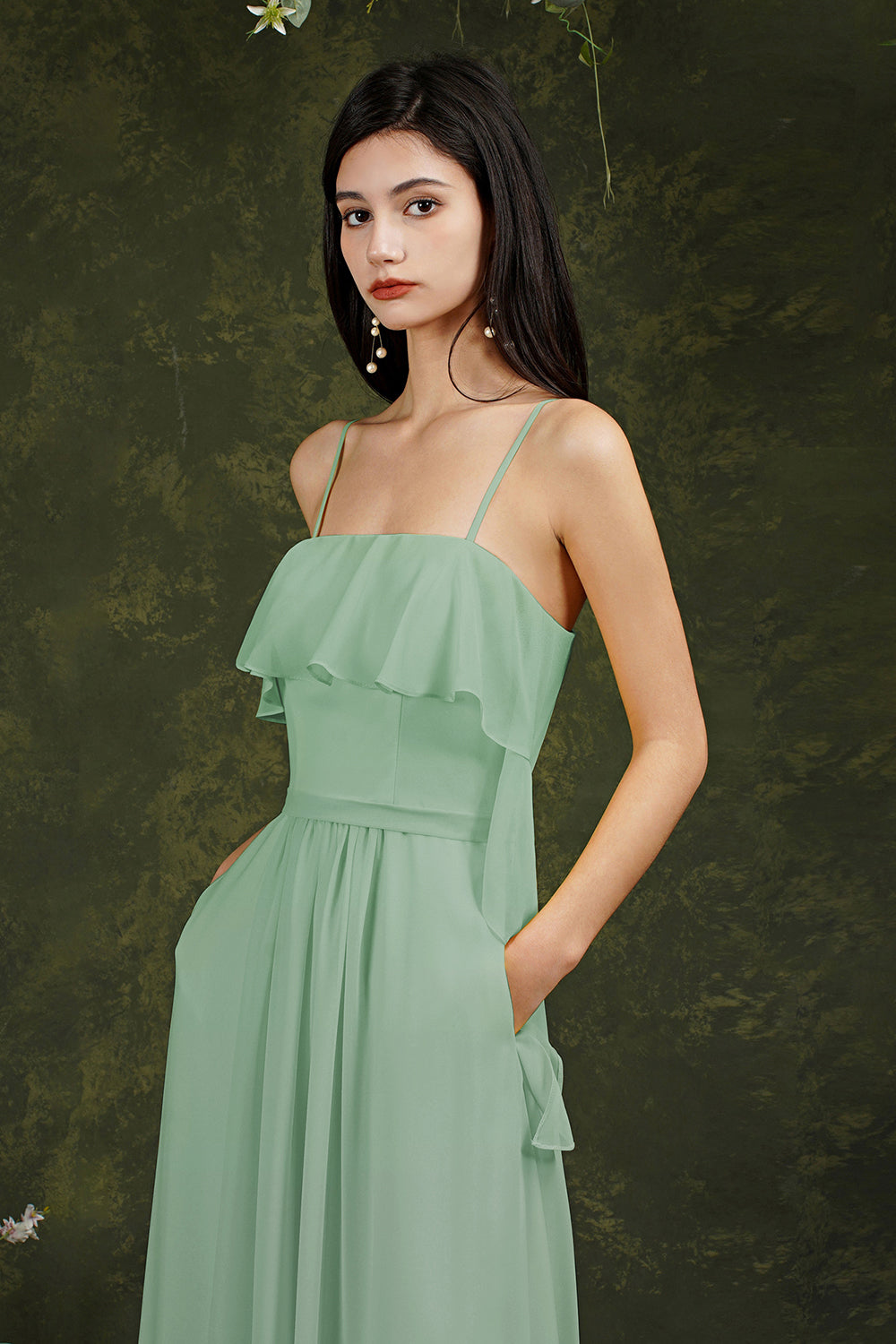 Vestido de fiesta largo de tul con tirantes finos y abertura frontal