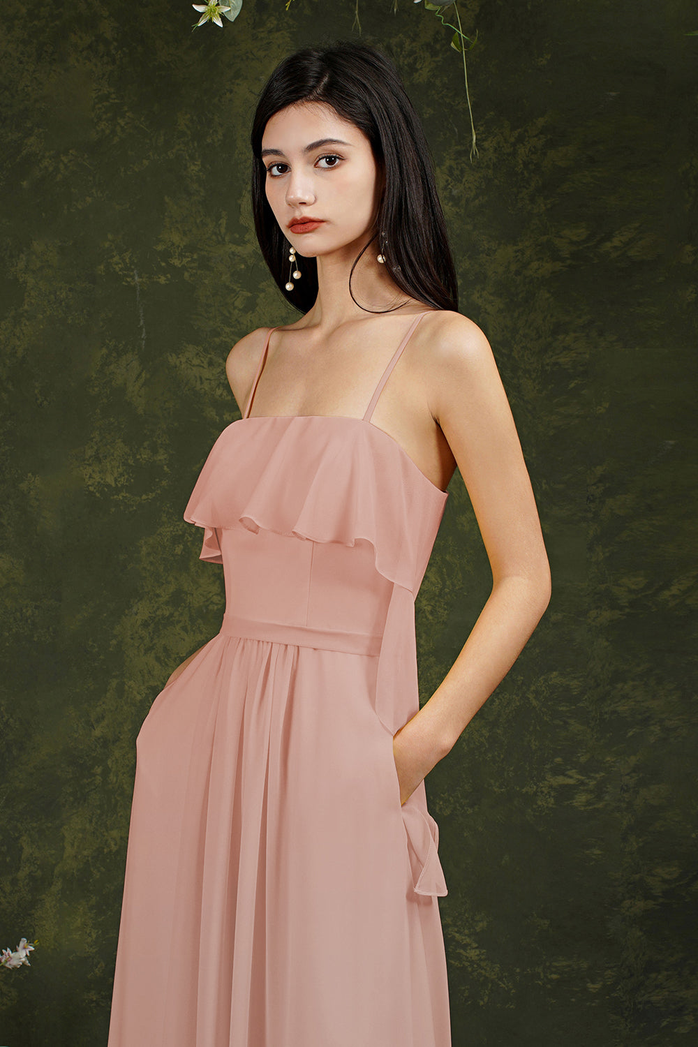 Vestido de fiesta largo de tul con tirantes finos y abertura frontal