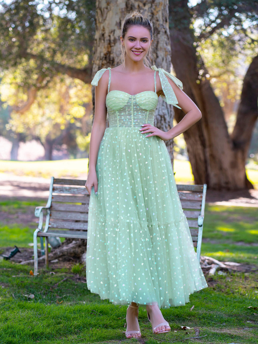 Vestido de fiesta hasta los tobillos con corsé, tirantes de lazo, tul y corazones brillantes