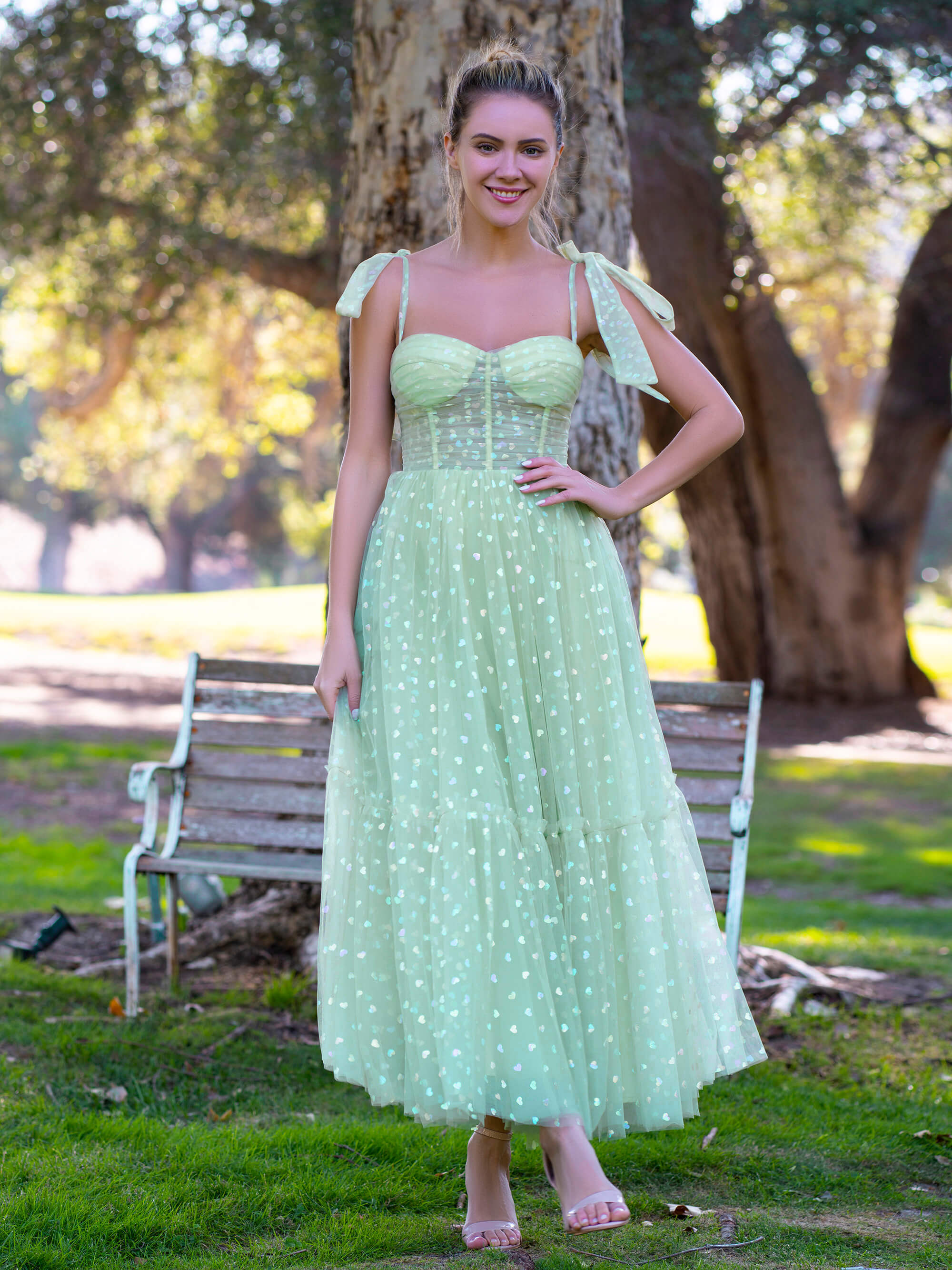 Vestido de fiesta hasta los tobillos con corsé, tirantes de lazo, tul y corazones brillantes