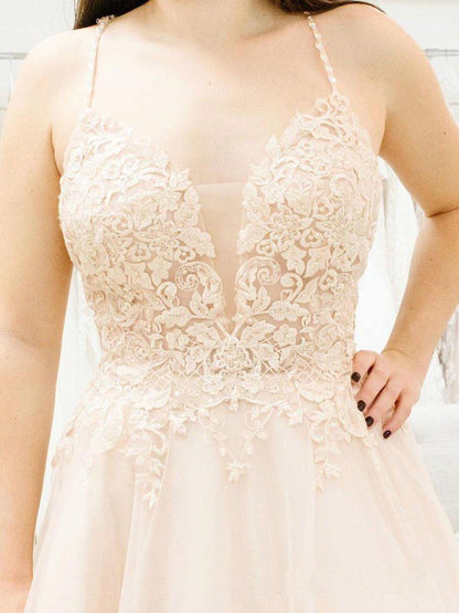 Vestido de novia con escote en V profundo y tirantes finos WD458
