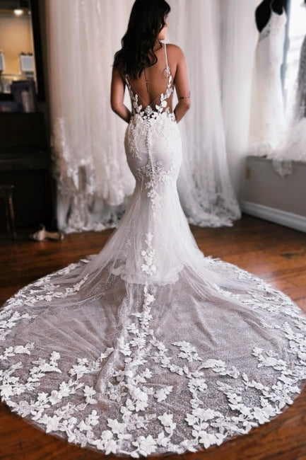 Vestido de novia de encaje con tirantes finos, corte sirena, largo hasta el suelo y cola capilla