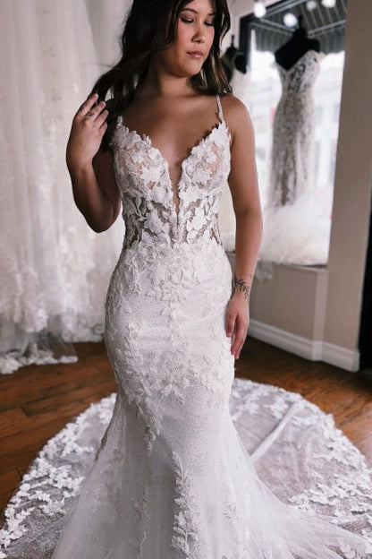 Vestido de novia de encaje con tirantes finos, corte sirena, largo hasta el suelo y cola capilla