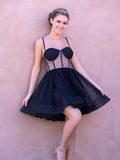Vestido corto de tul negro con tirantes finos y escote en forma de corazón para la fiesta de bienvenida
