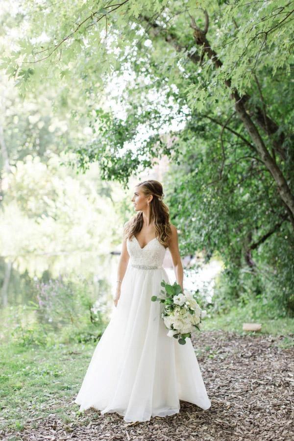Vestido de novia de corte A con escote en V y tirantes finos y cinturón de cristales WD534