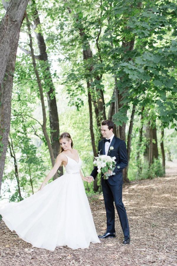 Vestido de novia de corte A con escote en V y tirantes finos y cinturón de cristales WD534