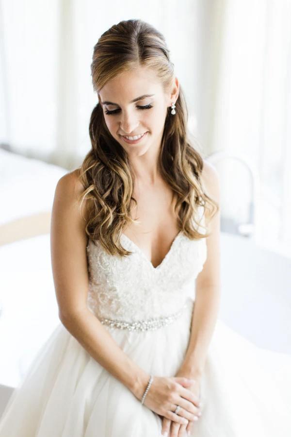 Vestido de novia de corte A con escote en V y tirantes finos y cinturón de cristales WD534