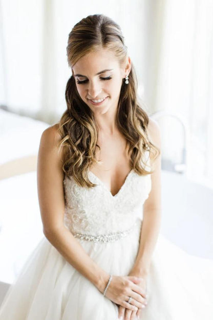 Vestido de novia de corte A con escote en V y tirantes finos y cinturón de cristales WD534
