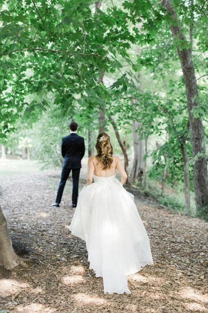 Vestido de novia de corte A con escote en V y tirantes finos y cinturón de cristales WD534