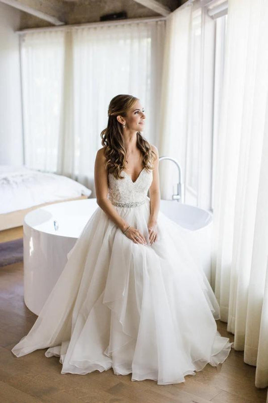 Vestido de novia de corte A con escote en V y tirantes finos y cinturón de cristales WD534