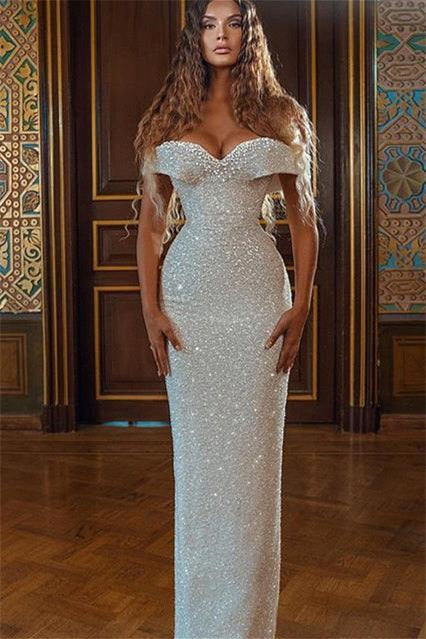 Glitzerndes, weißes, schulterfreies Ballkleid mit Pailletten