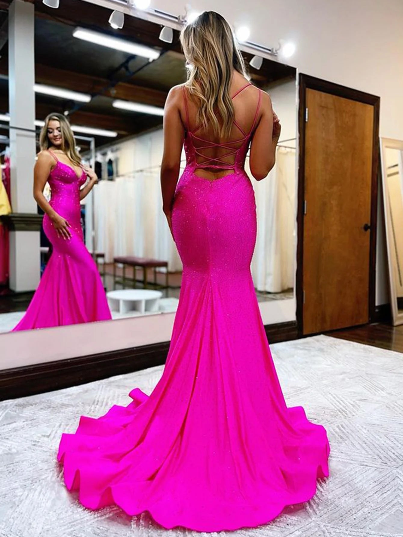 Lilly | Vestido de fiesta largo de satén con cuentas y escote en V de sirena brillante