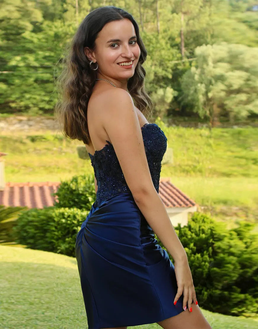 Glitzerndes schwarzes trägerloses Homecoming-Kleid mit Perlenapplikationen