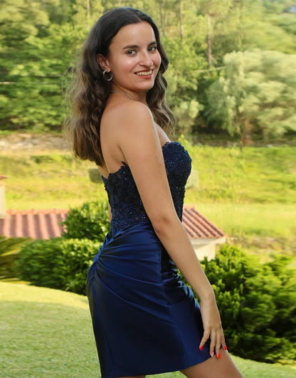 Glitzerndes schwarzes trägerloses Homecoming-Kleid mit Perlenapplikationen