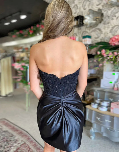 Glitzerndes schwarzes trägerloses Homecoming-Kleid mit Perlenapplikationen