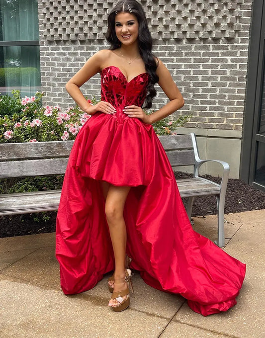 Funkelndes rotes trägerloses High-Low-Heimkehrkleid mit Spiegel