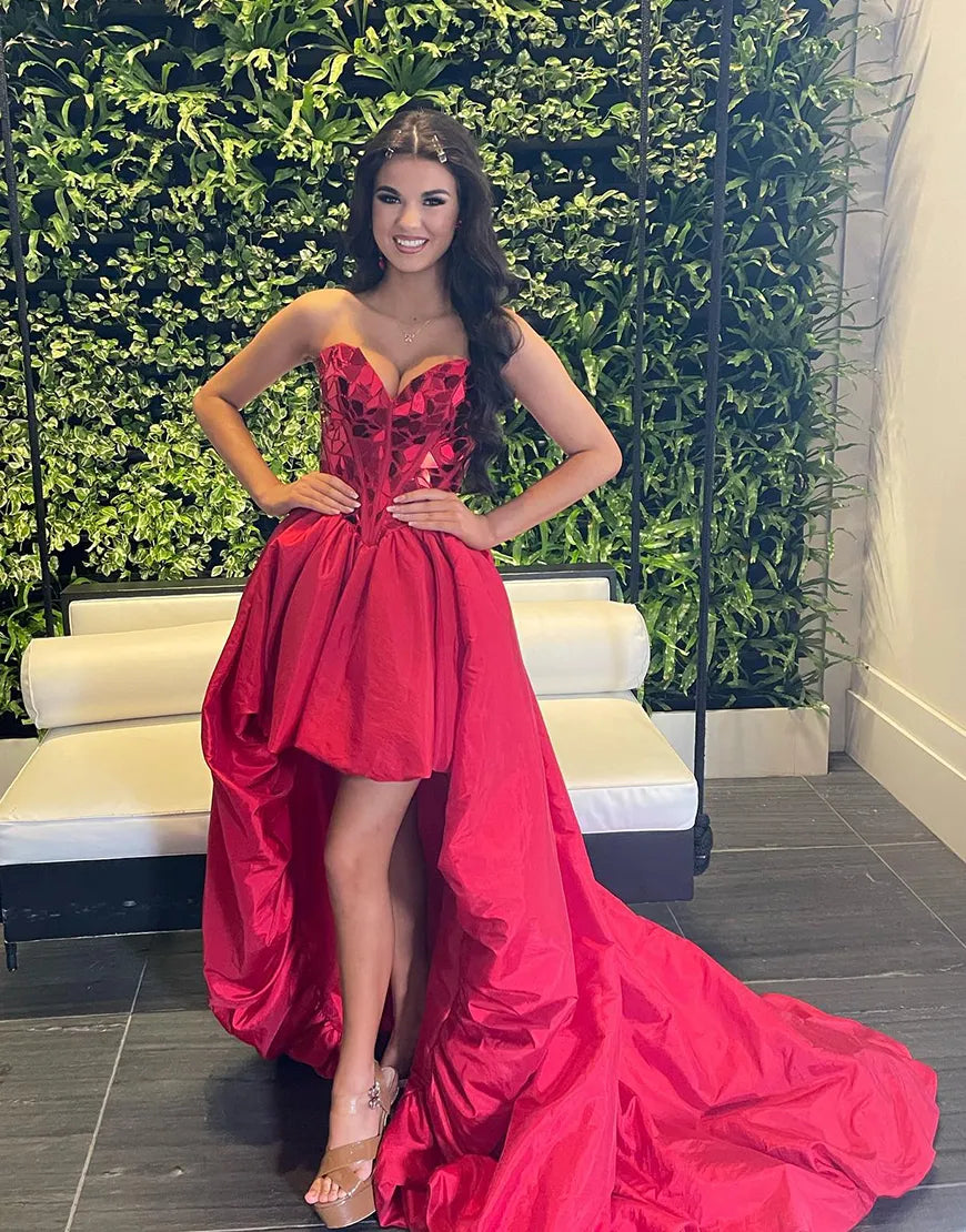 Vestido de fiesta rojo brillante sin tirantes con efecto espejo, corte alto y bajo