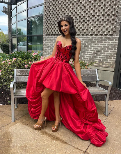 Vestido de fiesta rojo brillante sin tirantes con efecto espejo, corte alto y bajo
