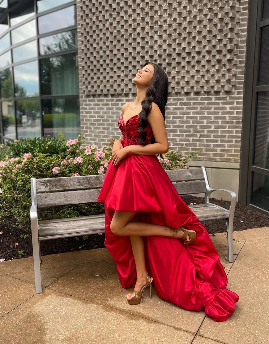 Vestido de fiesta rojo brillante sin tirantes con efecto espejo, corte alto y bajo
