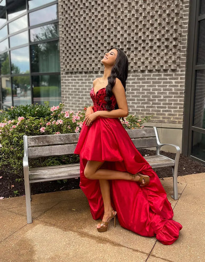 Vestido de fiesta rojo brillante sin tirantes con efecto espejo, corte alto y bajo