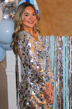 Vestido corto de fiesta con lentejuelas, escote cuadrado y mangas largas en color plateado brillante