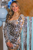 Vestido corto de fiesta con lentejuelas, escote cuadrado y mangas largas en color plateado brillante