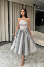 Glitzerndes, ärmelloses A-Linien-Ballkleid mit Pailletten