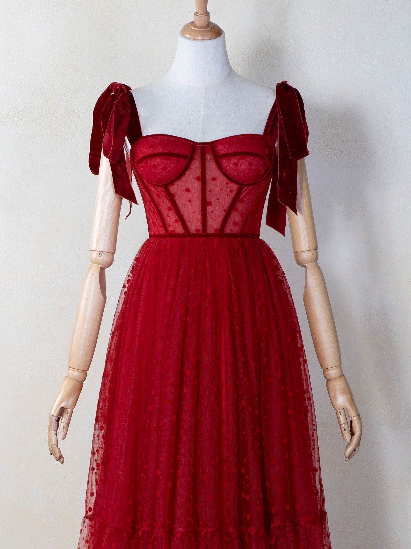 Maxi-Ballkleid aus gepunktetem Tüll mit Korsett