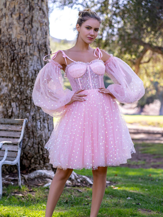 Vestido de tul con corsé y corazones brillantes por encima de la rodilla