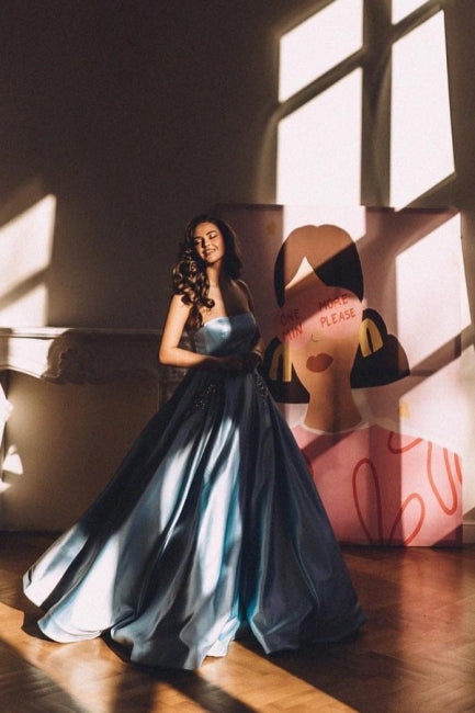 Trägerloses ärmelloses A-Linien-Ballkleid aus Satin in Bodenlänge mit Rüschen