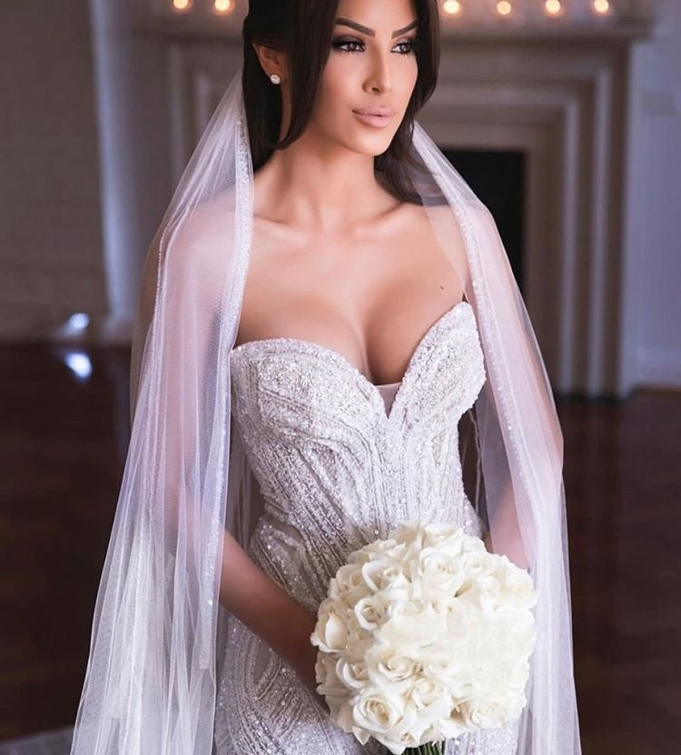 Vestido de novia de sirena con apliques de tul y escote corazón sin tirantes y cuentas
