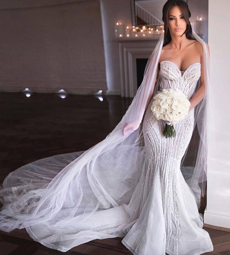 Vestido de novia de sirena con apliques de tul y escote corazón sin tirantes y cuentas