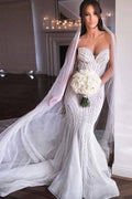 Vestido de novia de sirena con apliques de tul y escote corazón sin tirantes y cuentas