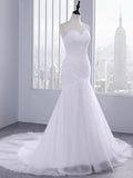 Vestido de novia de sirena sin tirantes con escote corazón y encaje de tul sin volantes.